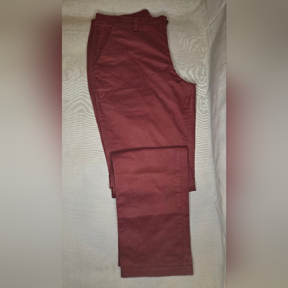 NWOT Gap Girlfriend Chinos - Burgundy - Size 6 - Picture 2 of 3